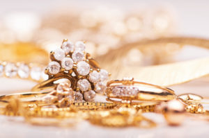 Goldschmuck mit Diamanten