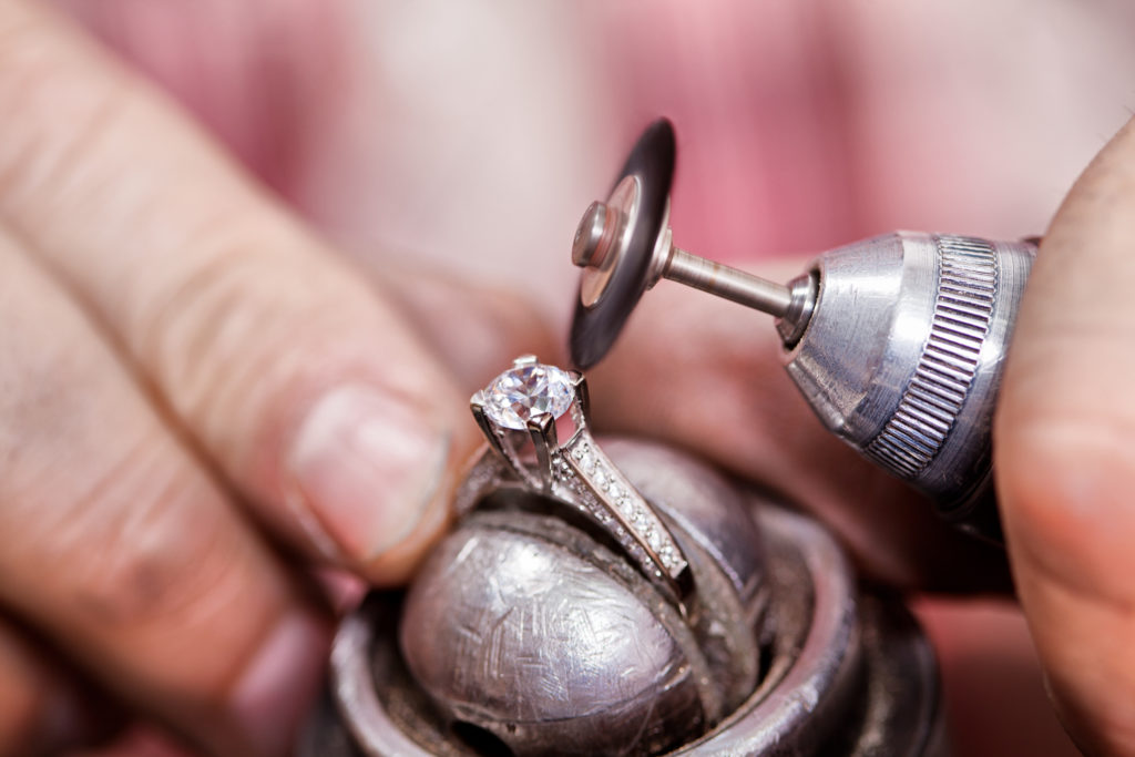 Juwelier bearbeitet Schmuck