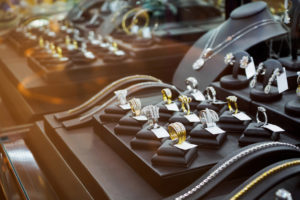 Goldankauf Hannover Steintor: Schmuck in Vitrine
